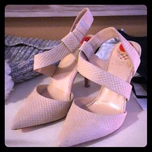 Never Worn  Vince Camino Nude Suede Pump Size 6